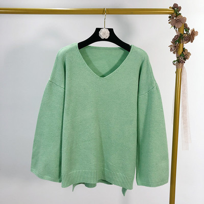 Vékony kötött anyagból készült széles női pulóver