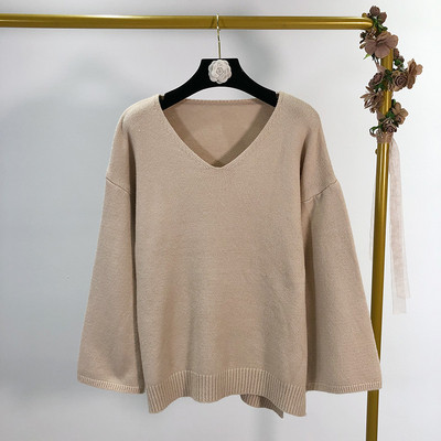 Vékony kötött anyagból készült széles női pulóver