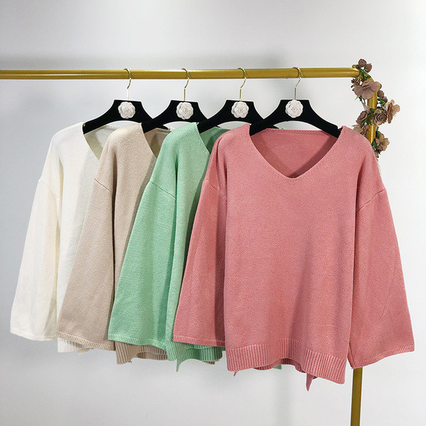 Vékony kötött anyagból készült széles női pulóver