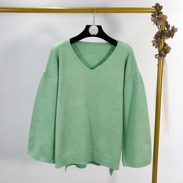 Vékony kötött anyagból készült széles női pulóver