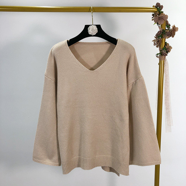 Vékony kötött anyagból készült széles női pulóver