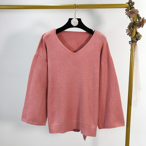 Vékony kötött anyagból készült széles női pulóver