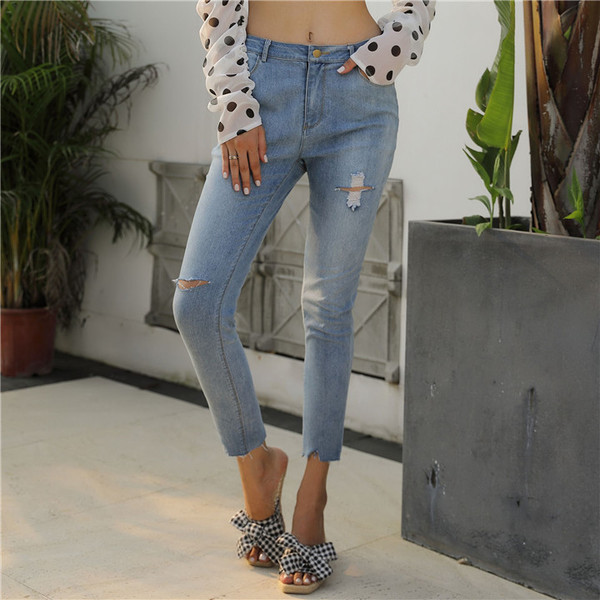 Blugi de dama moderni cu motive rupte in albastru