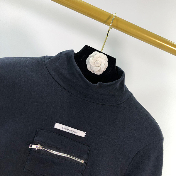 Női body hosszú ujjal és fekete pólógallérral