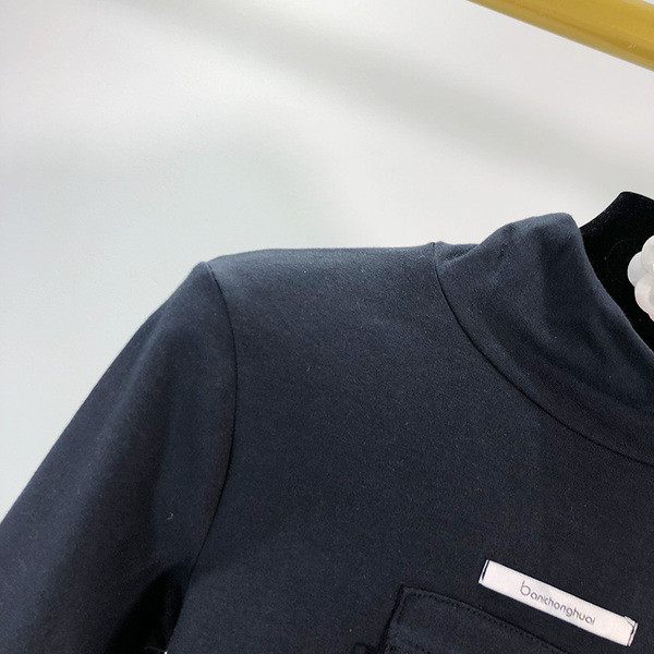 Női body hosszú ujjal és fekete pólógallérral