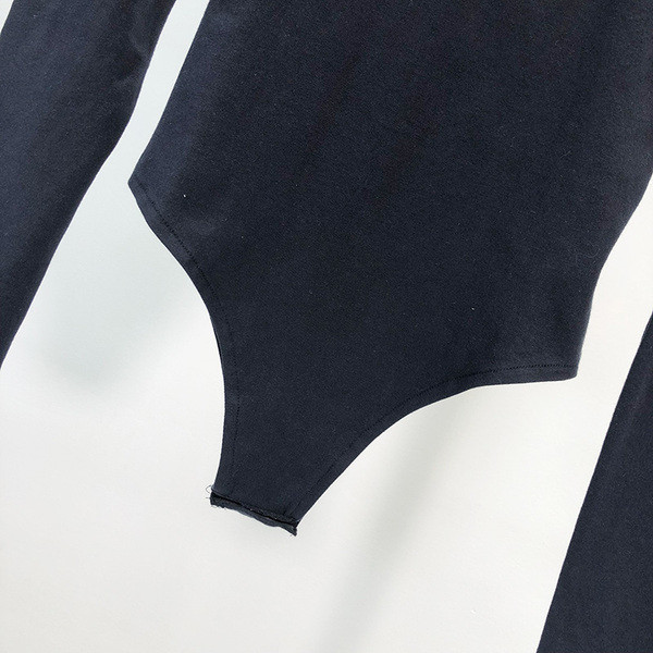 Női body hosszú ujjal és fekete pólógallérral