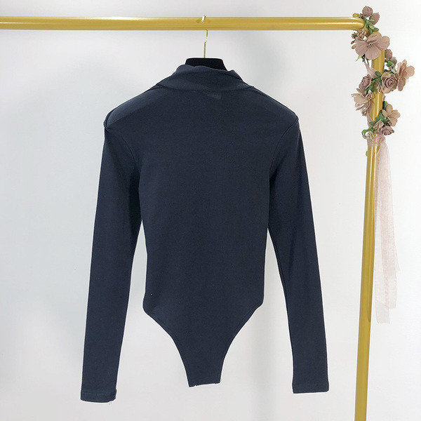 Női body hosszú ujjal és fekete pólógallérral