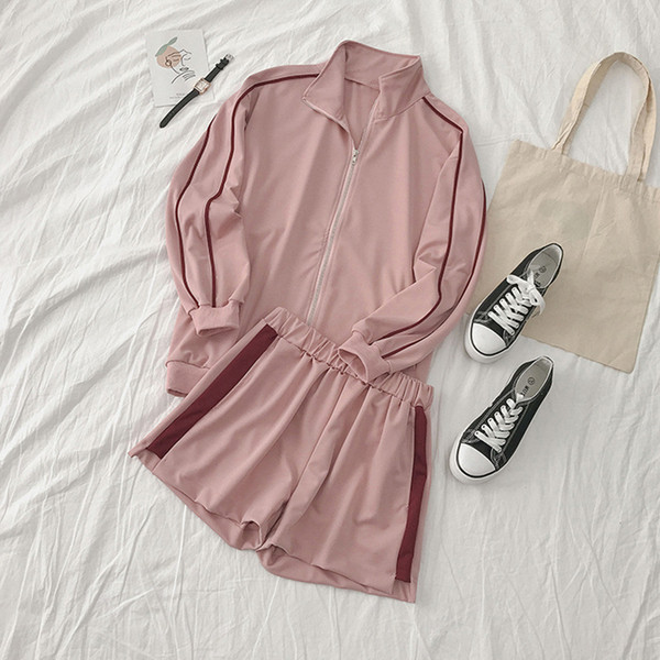 Set pentru femei care include un hanorac și pantaloni scurți în roz și galben