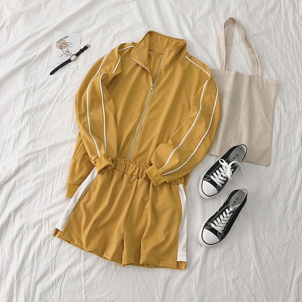 Set pentru femei care include un hanorac și pantaloni scurți în roz și galben