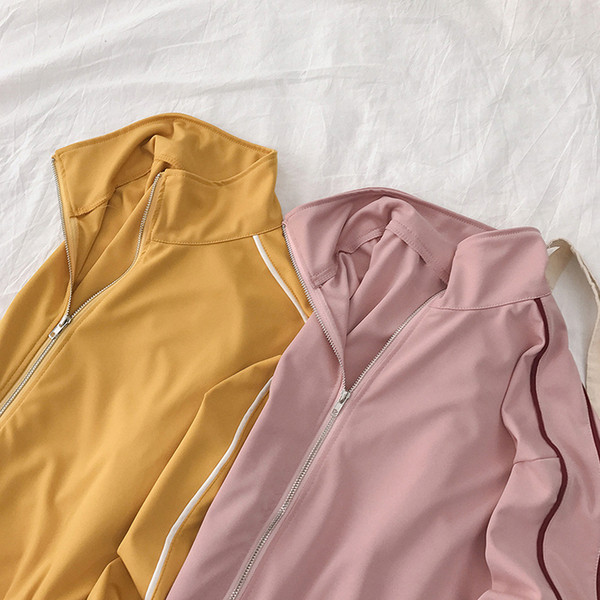 Set pentru femei care include un hanorac și pantaloni scurți în roz și galben