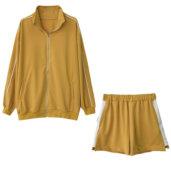 Set pentru femei care include un hanorac și pantaloni scurți în roz și galben