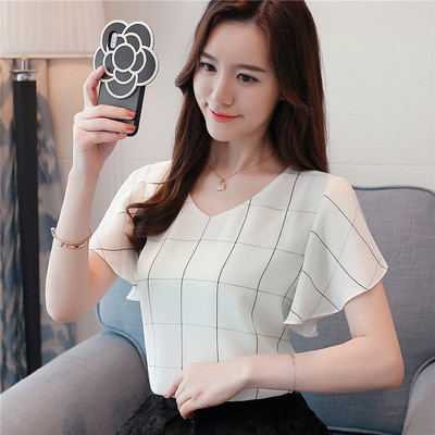 Modern női blúz fehér színben, V-nyakkal