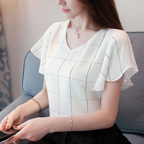 Modern női blúz fehér színben, V-nyakkal