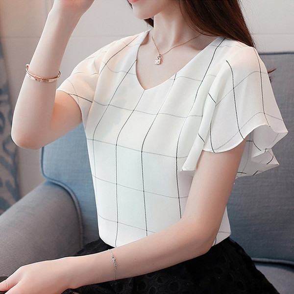 Modern női blúz fehér színben, V-nyakkal