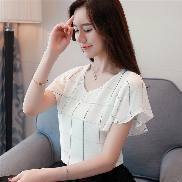 Modern női blúz fehér színben, V-nyakkal