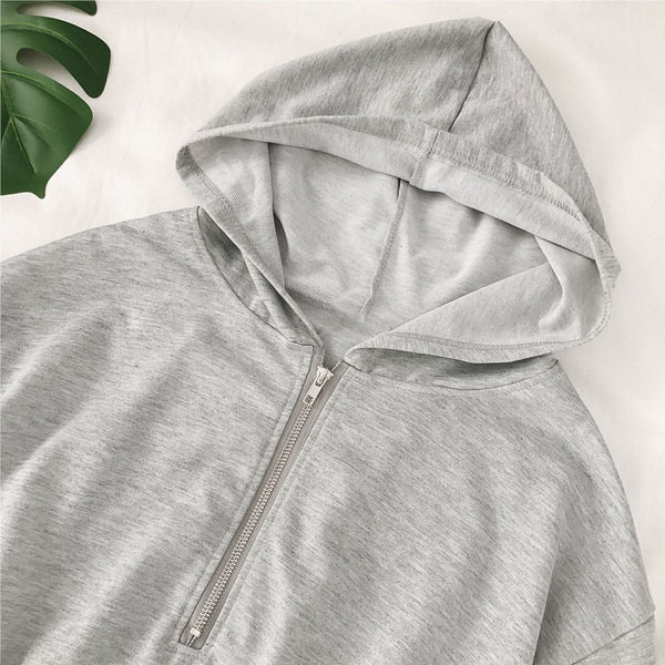 Női alkalmi overall kapucnival és cipzárral fekete és szürke színben