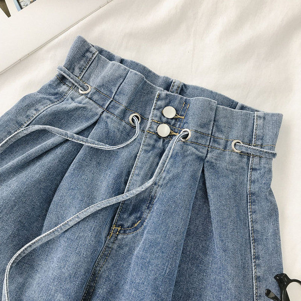 Rövid női farmer magas derékkal és fűzővel