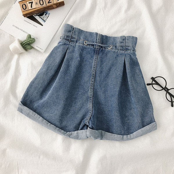 Rövid női farmer magas derékkal és fűzővel