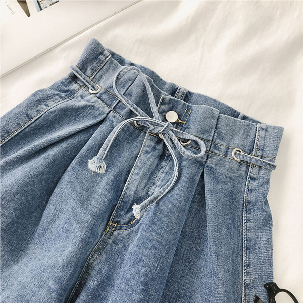 Rövid női farmer magas derékkal és fűzővel