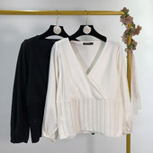 Vékony kötésből készült, mély V-nyakú női pulóver