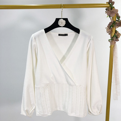 Vékony kötésből készült, mély V-nyakú női pulóver