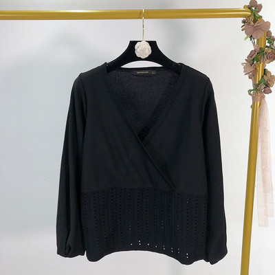 Vékony kötésből készült, mély V-nyakú női pulóver