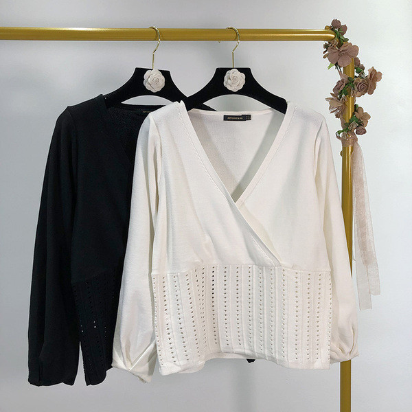 Vékony kötésből készült, mély V-nyakú női pulóver