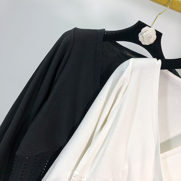 Vékony kötésből készült, mély V-nyakú női pulóver