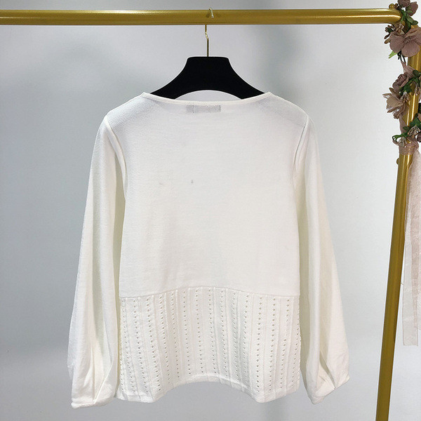 Vékony kötésből készült, mély V-nyakú női pulóver