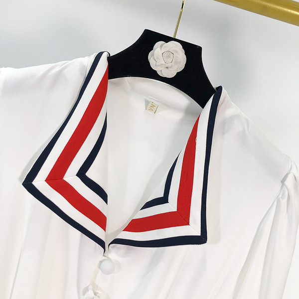 Hosszú női ruha gombokkal, gumírozott derékkal