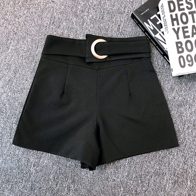 Pantaloni scurți moderni de damă în alb și negru