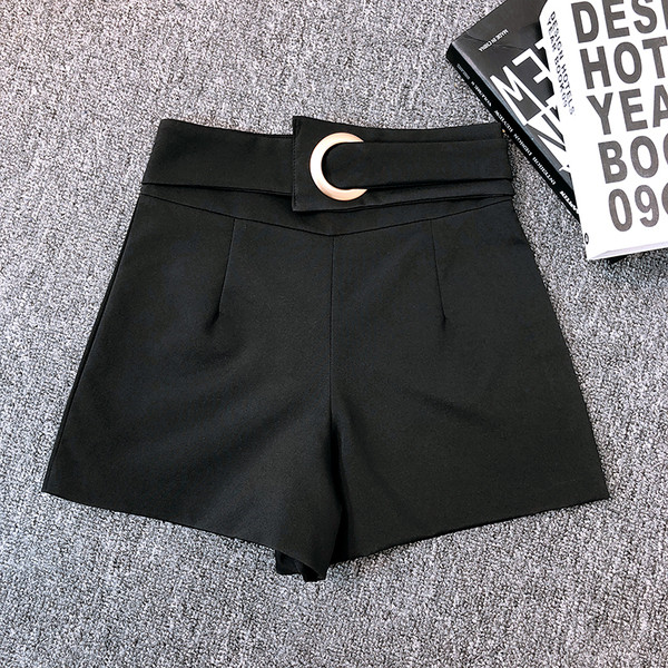 Pantaloni scurți moderni de damă în alb și negru