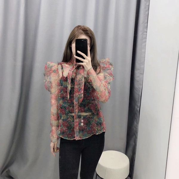 Bluză de damă modernă cu motive florale în roșu