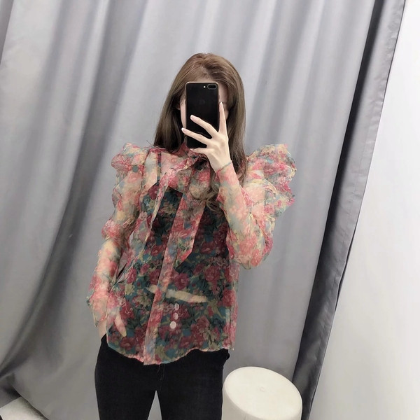 Bluză de damă modernă cu motive florale în roșu