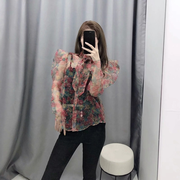 Bluză de damă modernă cu motive florale în roșu