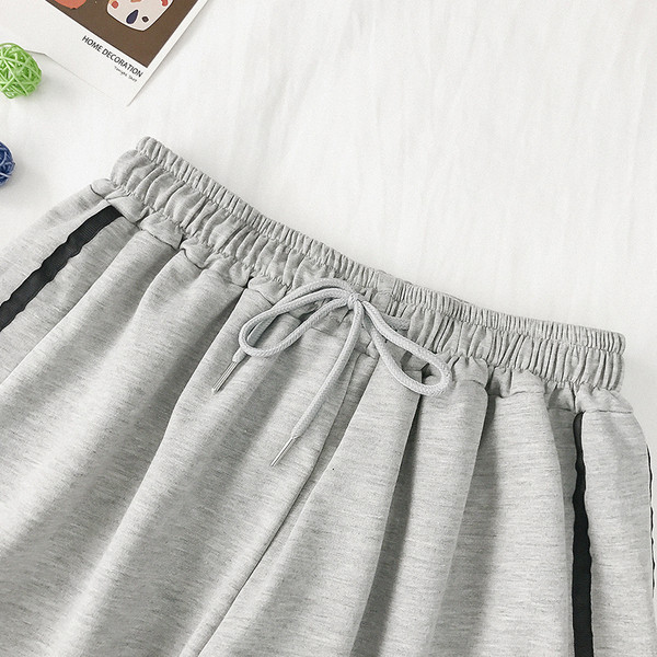 Női sport szett pulóverrel és rövidnadrággal, két színben