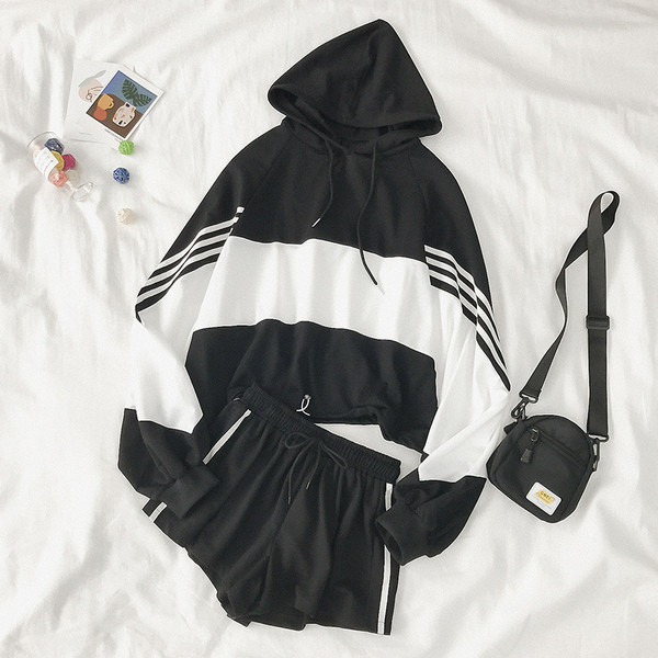 Női sport szett pulóverrel és rövidnadrággal, két színben