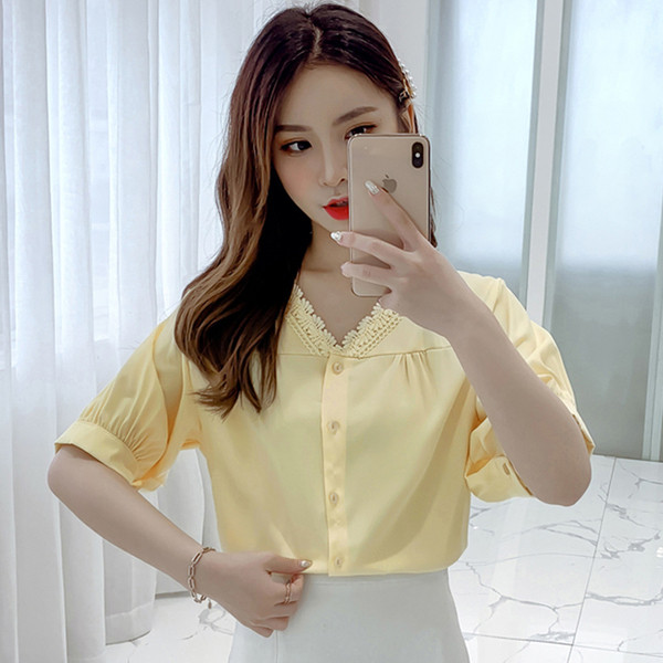 Modern női ing sárga és kék színben, V-nyakkal