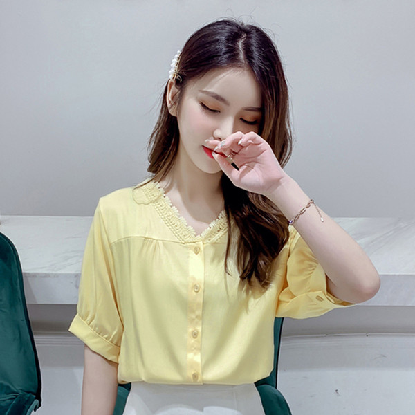 Modern női ing sárga és kék színben, V-nyakkal