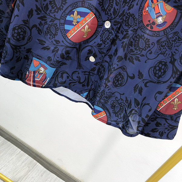 Cămașă de damă cu guler și nasturi clasici