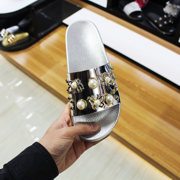 Gyöngyös női papucs új modellje ezüst és arany színben