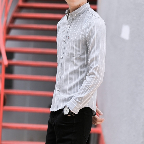 Cămașă bărbătească în dungi, stilată, în două culori, cu buzunar