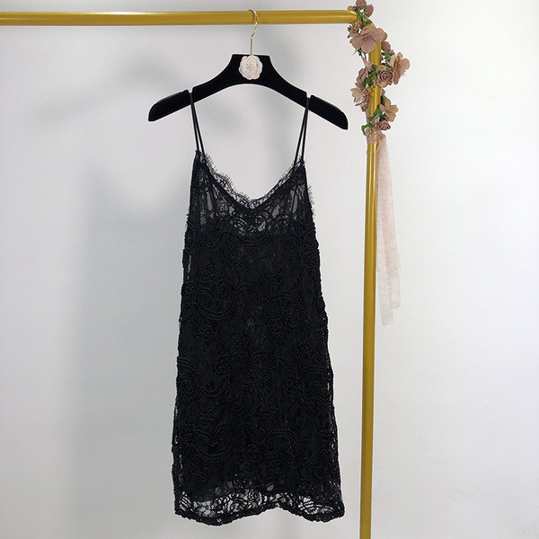 Női csipkeruha vékony pántokkal