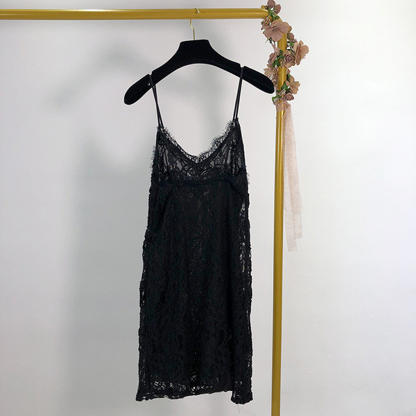 Női csipkeruha vékony pántokkal