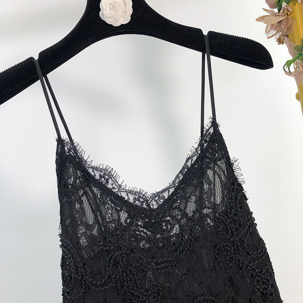 Női csipkeruha vékony pántokkal