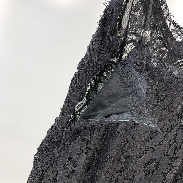 Női csipkeruha vékony pántokkal