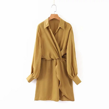 Női ruha hosszú ujjal és bézs gallérral