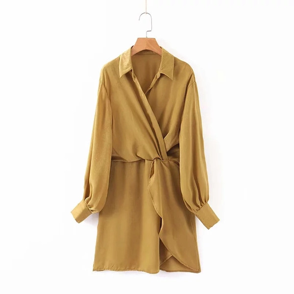 Női ruha hosszú ujjal és bézs gallérral