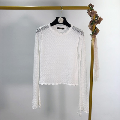 Vékony kötésből készült női blúz ovális nyakkivágással