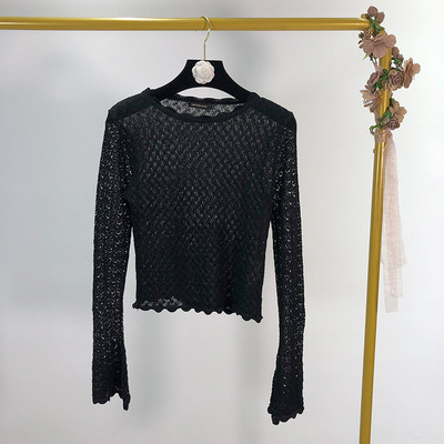 Vékony kötésből készült női blúz ovális nyakkivágással